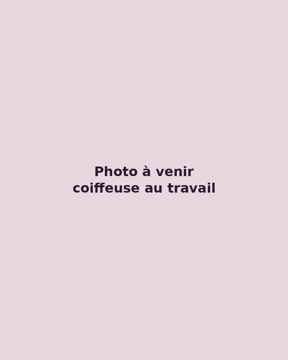 Coiffeuse en train de couper les cheveux d'une cliente devant le miroir